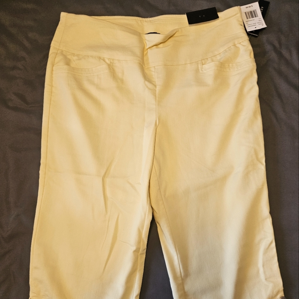 NWT Napa Valley Capri Women's size 12 , color pale yellow